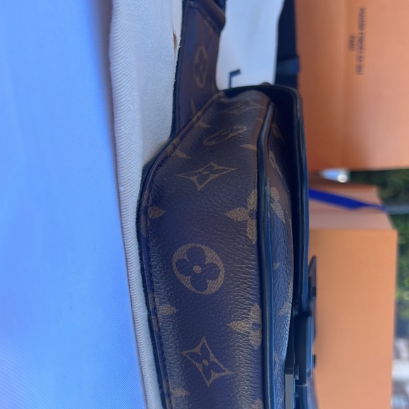 Louis Vuitton men’s cross body bag. S Lock -Sling. Neiman Marcus 2022. - Picture 4 of 16